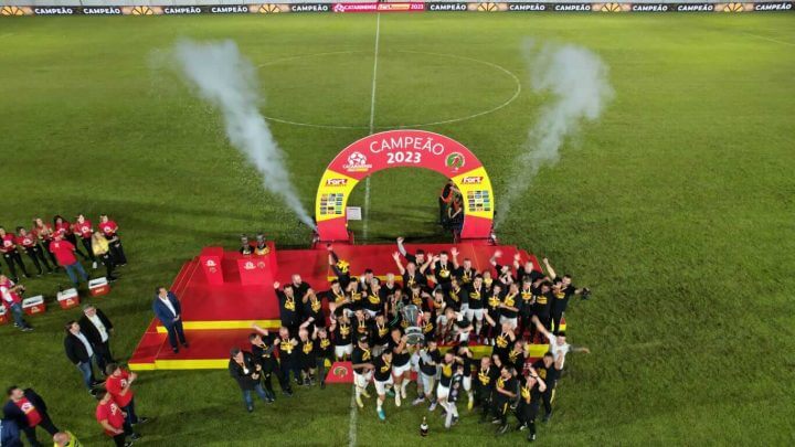 Criciúma ergue a taça