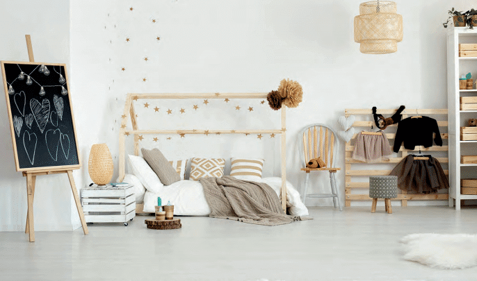 Quarto moderno, com parede clara e itens de madeira como decoração
