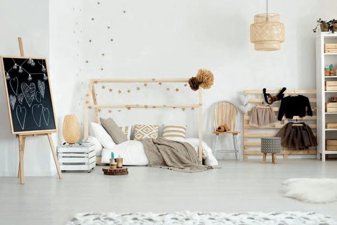 Quarto moderno, com parede clara e itens de madeira como decoração