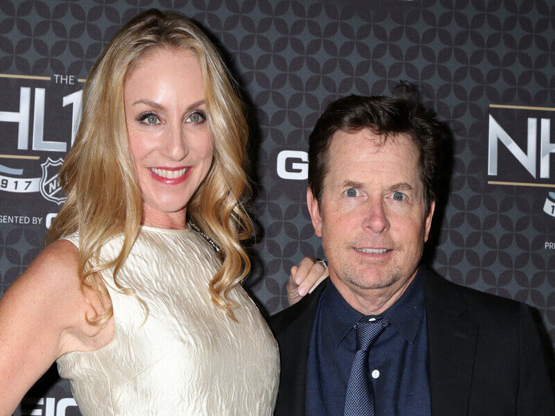 Michael J. Fox e Tracy Jo Pollan posando para foto abraçados