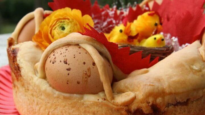 Pão Casatiello decorado com flores e bonecos de pintinhos