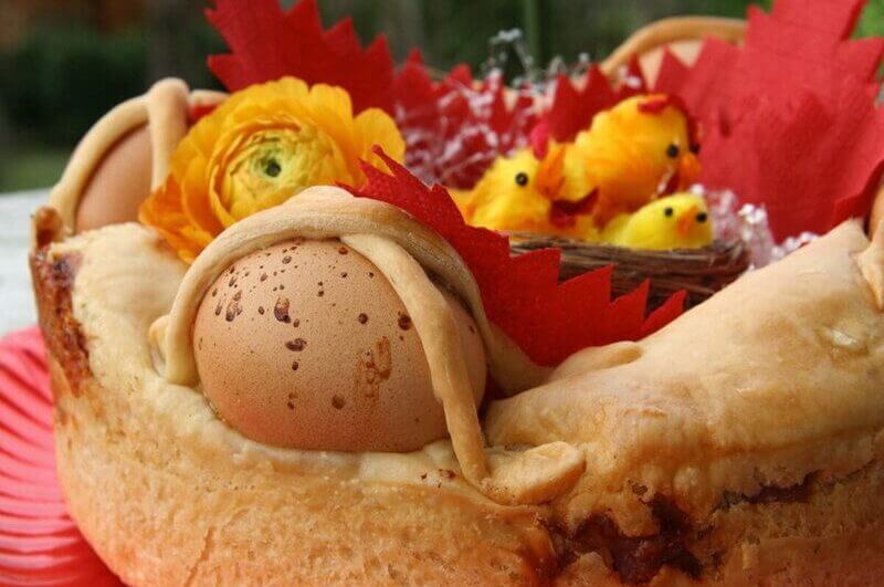 Pão Casatiello decorado com flores e bonecos de pintinhos