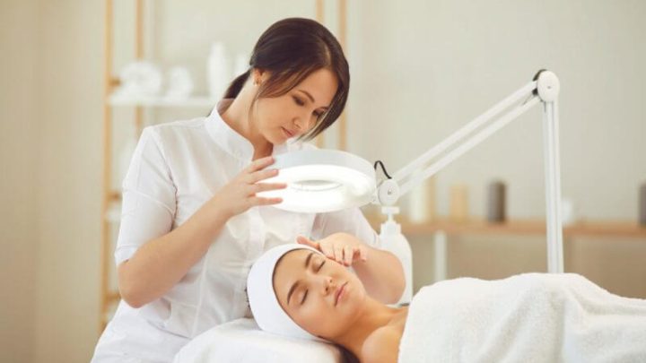 Médica dermatologista analisando o rosto de uma paciente