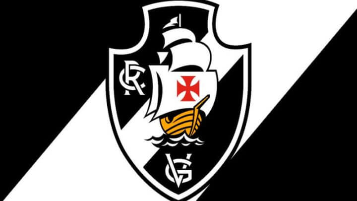 Logo do time de futebol Vasco da Gama em frente a um fundo preto e branco