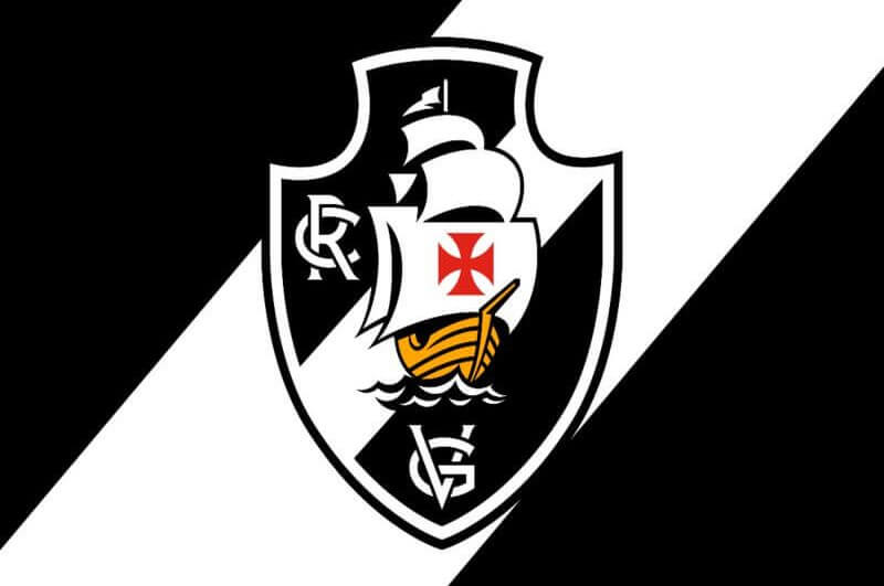 Logo do time de futebol Vasco da Gama em frente a um fundo preto e branco