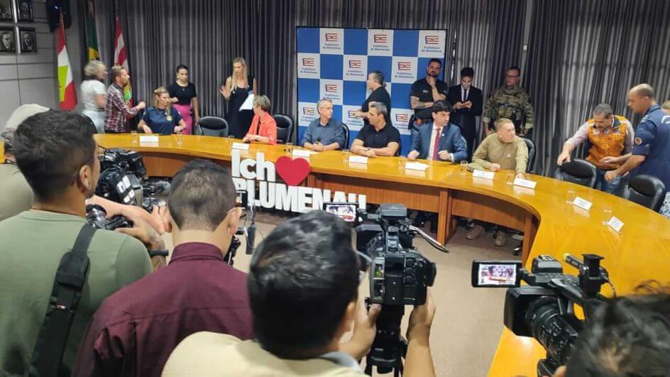 coletiva de imprensa caso blumenau