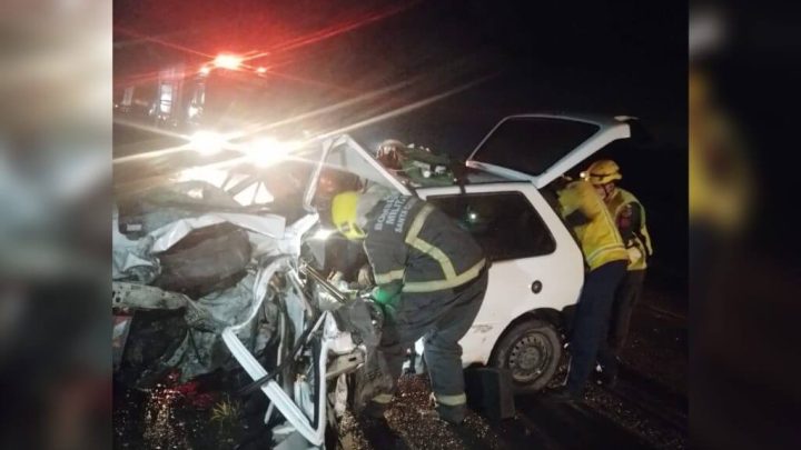 Duas pessoas ficaram feridas no acidente (Foto: Corpo de Bombeiros Militar/Divulgação)