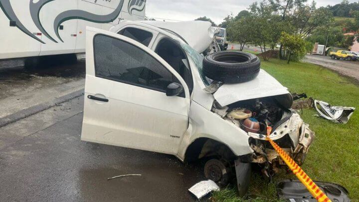 Vítima fatal dirigia carro envolvido no acidente (Foto: Andrielli Zambonin, NSC TV)