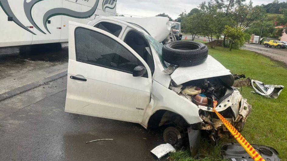 Vítima fatal dirigia carro envolvido no acidente (Foto: Andrielli Zambonin, NSC TV)