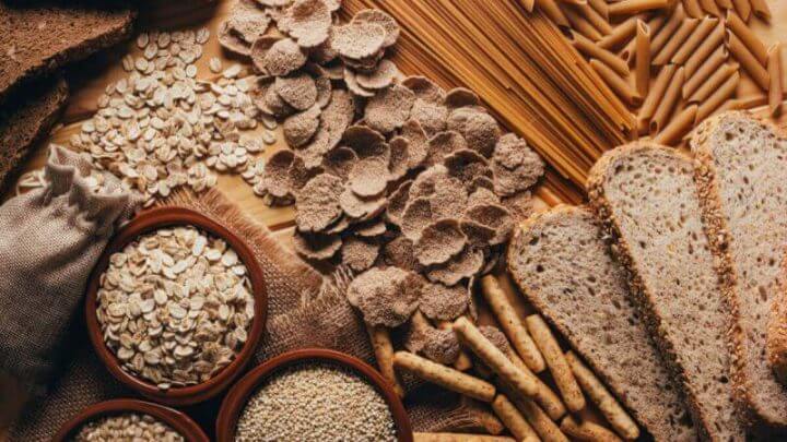 Macarrão, pão, aveia, cereal e outros alimentos integrais em superfície