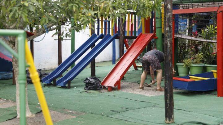 Ataque ocorreu no parquinho da creche (Foto: Tiago Ghizoni/Diário Catarinense)