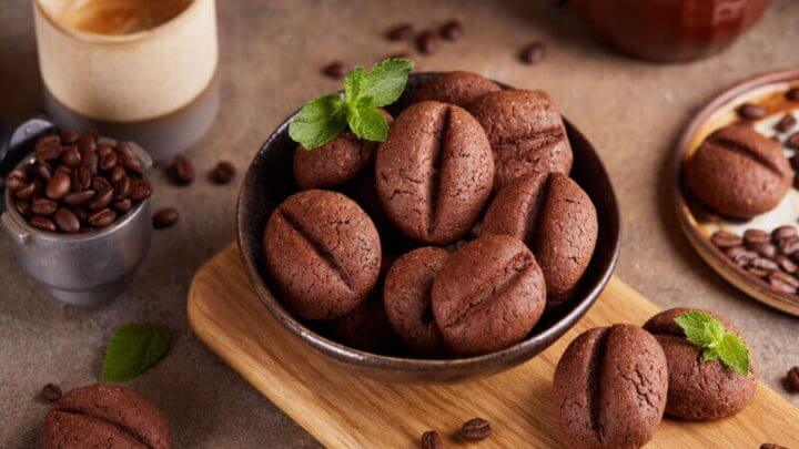 Biscoito em formato de grão de café em recipiente marrom