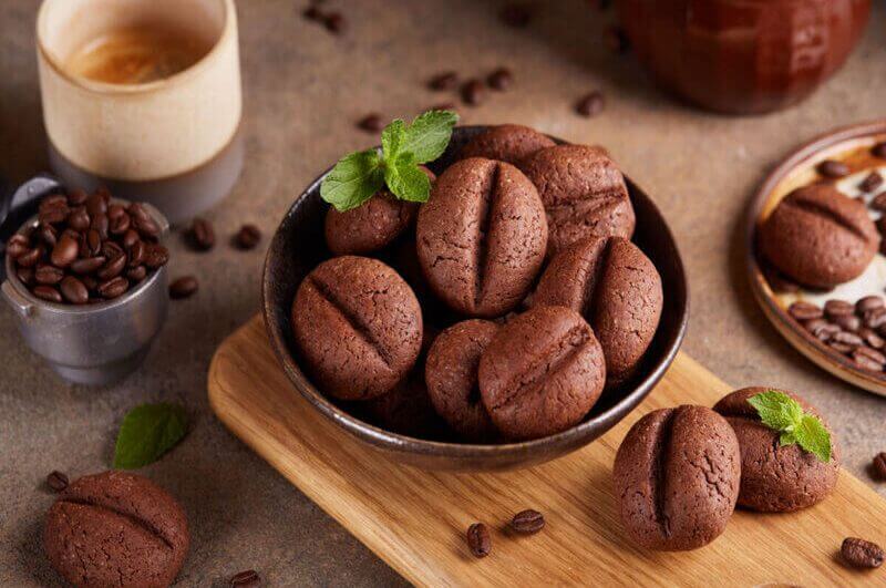 Biscoito em formato de grão de café em recipiente marrom