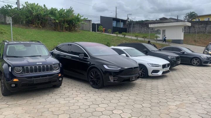 Carros de luxo foram apreendidos durante a operação (Foto: Polícia Civil/Divulgação)