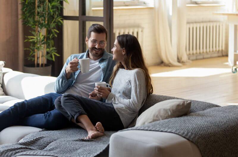 Casal sentado no sofá conversando