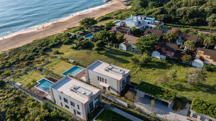 Casas à beira-mar nas praias agrestes de Balneário Camboriú
