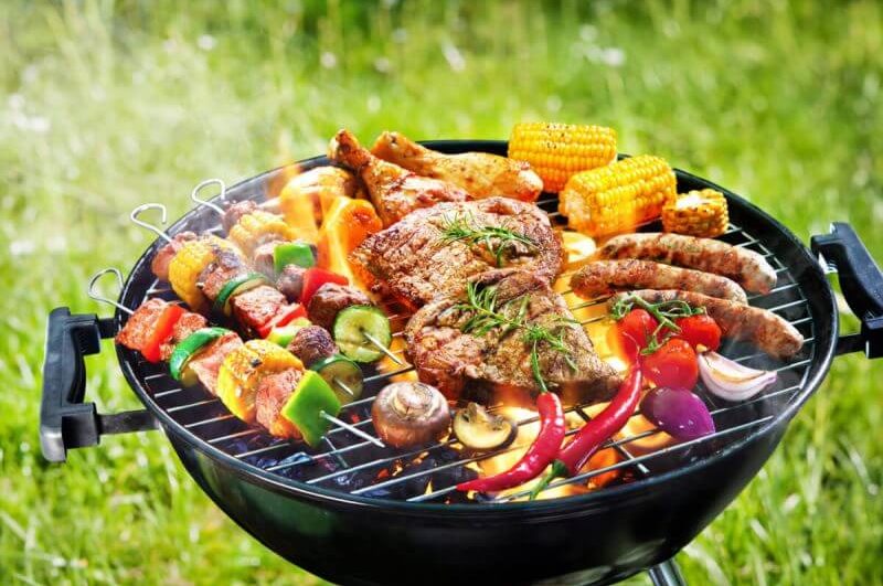 Carne grelhada com legumes na churrasqueira