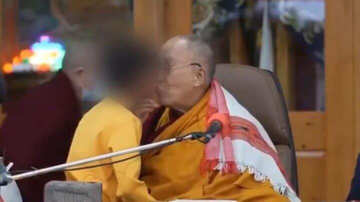 Dalai Lama beija menino na boca