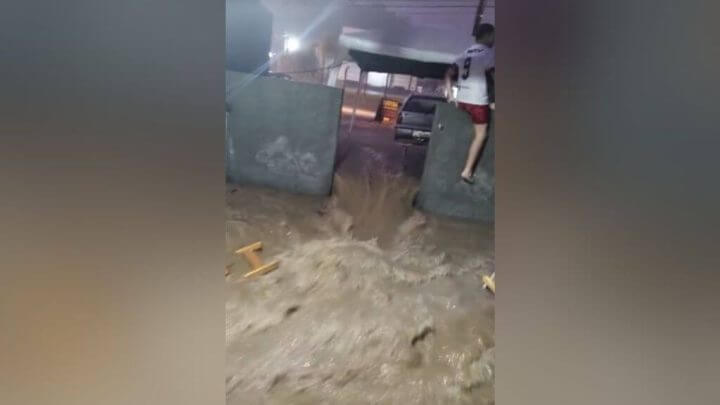 Água invadiu imóvel nesta segunda-feira