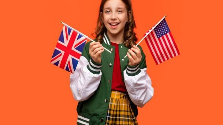 Menina sorrindo segurando a bandeira dos Estados Unidos e do Reino Unido