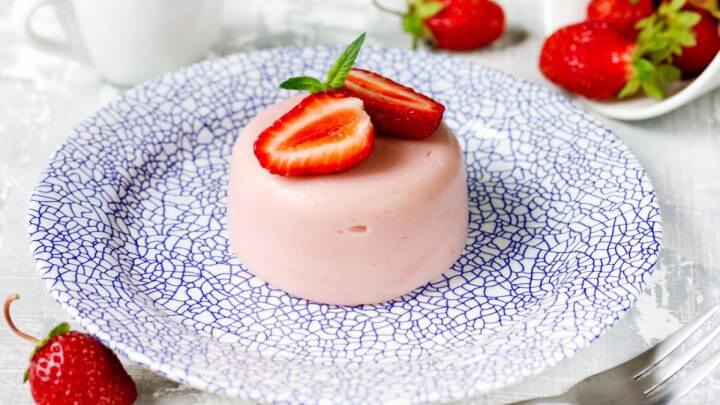 Flan de morango decorado com pedaços da fruta