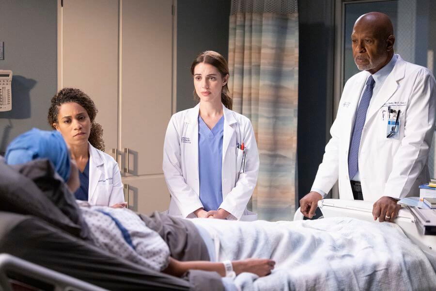 Adelaide Kane, James Pickens Jr., Kelly McCreary em um quarto visitando um paciente