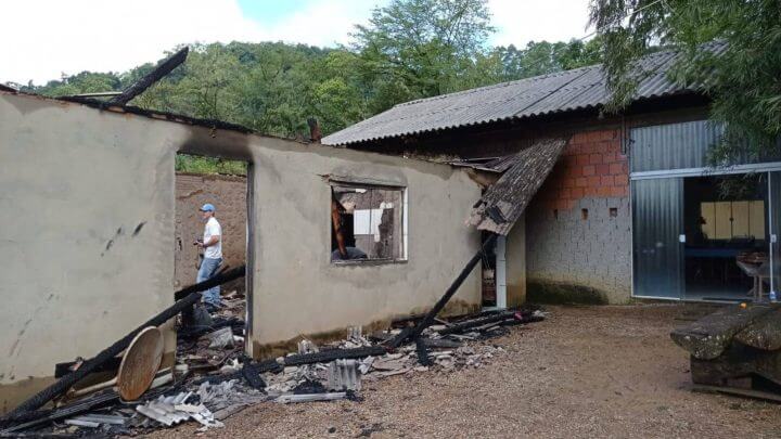 Casa pegou fogo nesta terça-feira (18)