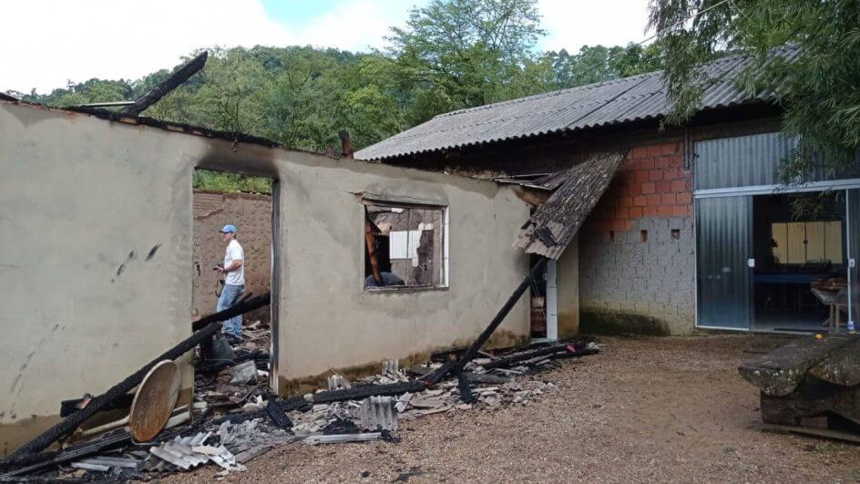 Casa pegou fogo nesta terça-feira (18)