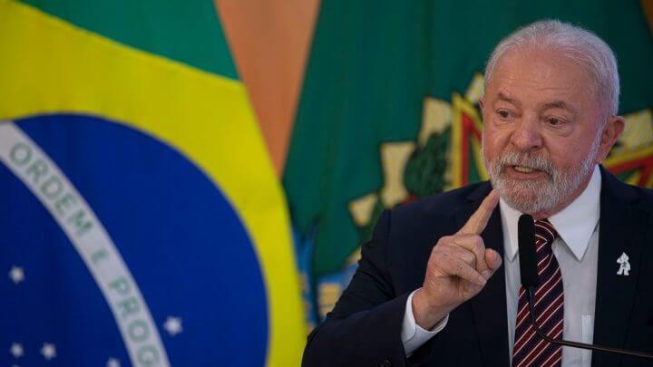 Presidente embarcou na manhã desta terça-feira (11) acompanhado de comitiva (Foto: Joédson Alves, Agência Brasil)