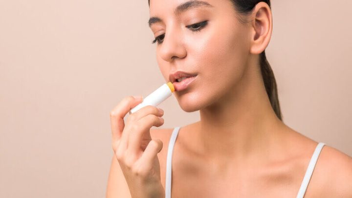 Mulher passando protetor labial