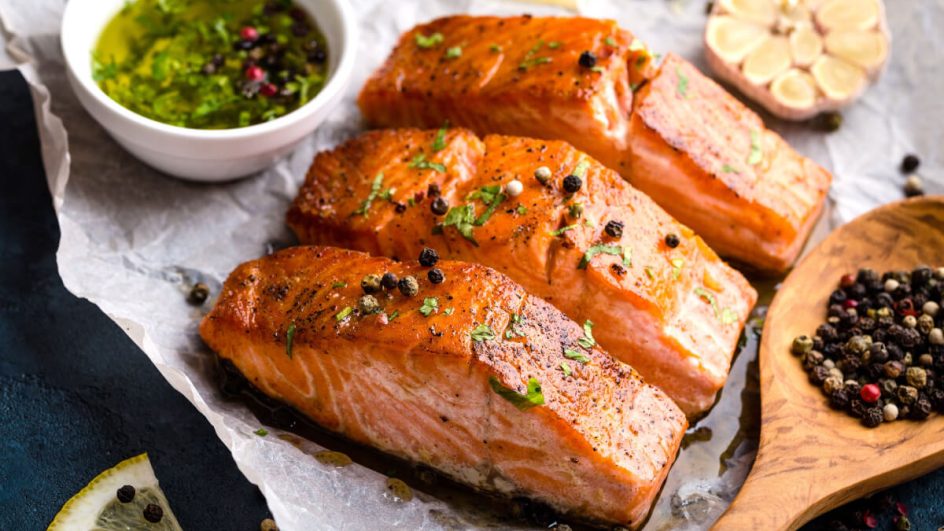 Salmão com limão, alho, pimenta do reino e ervas.
