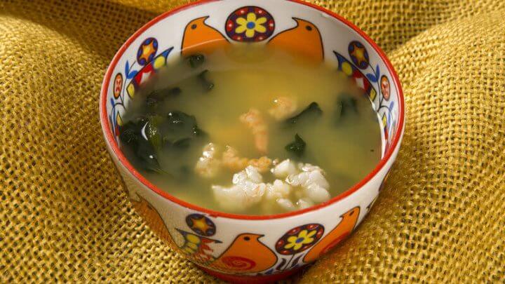 Cuia com caldo de tucupi, goma, jambu e alguns camarões