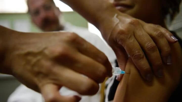 Vacina oferece maior proteção contra o vírus (Foto: Marcelo Camargo/Agência Brasil)