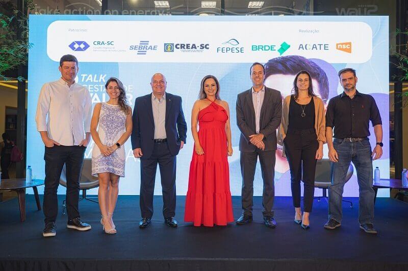 A apresentadora Rubia Laidens e os representantes da Acate, Fepese, CREA-SC, BRDE, CRA-SC e Sebrae, na edição de 2022