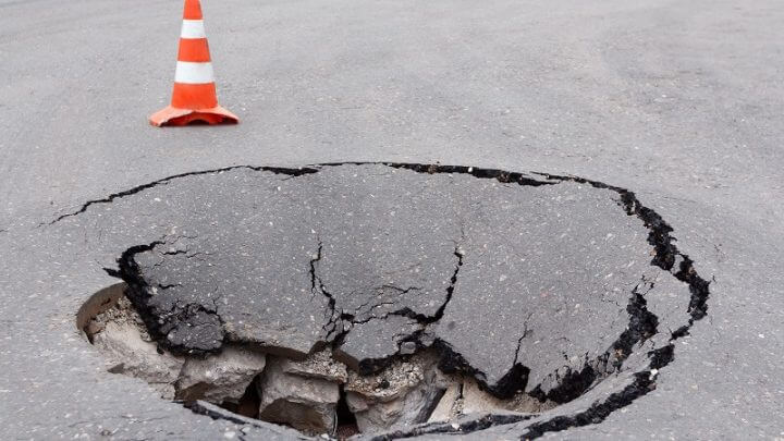 A responsabilidade de tapar os buracos, sejam eles abertos em quaisquer circunstâncias, é da gestão pública municipal