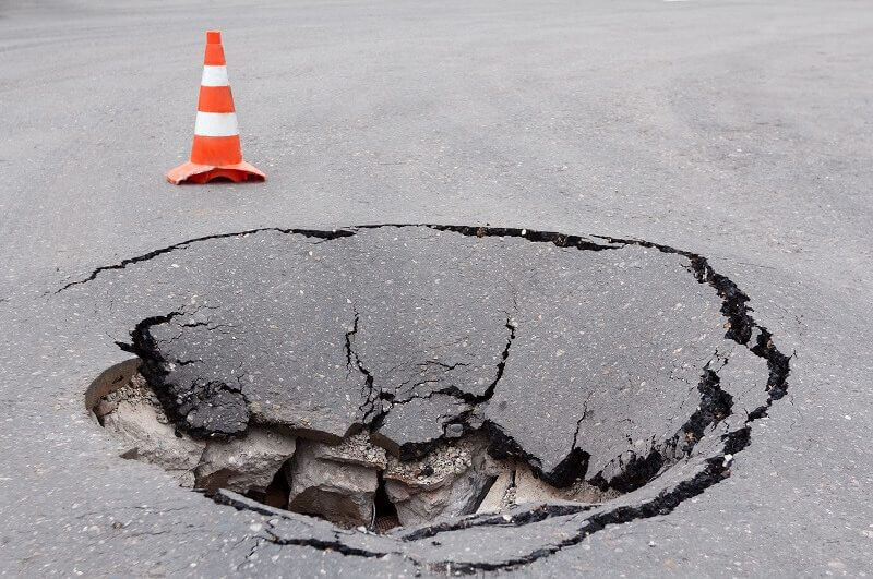 A responsabilidade de tapar os buracos, sejam eles abertos em quaisquer circunstâncias, é da gestão pública municipal