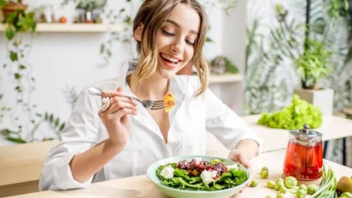 Mulher jovem comendo comida saudável