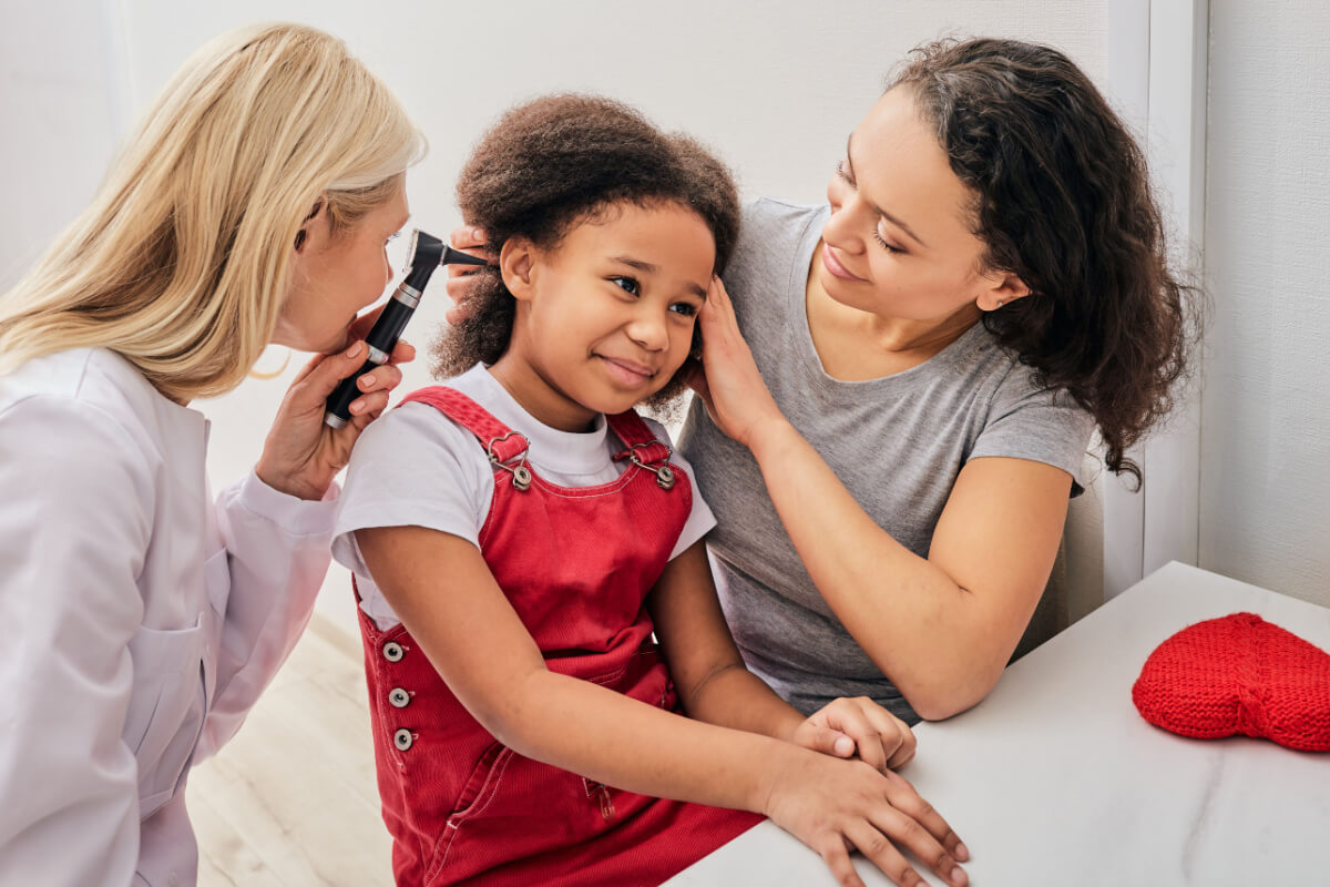 Criança com a mãe durante um teste de audição