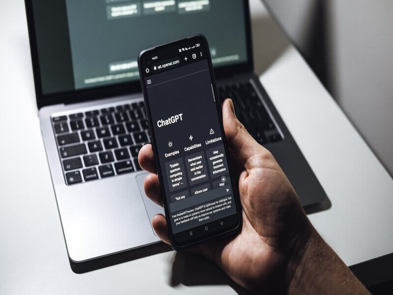 Uma mão segurando um celular com a tela no ChatGPT
