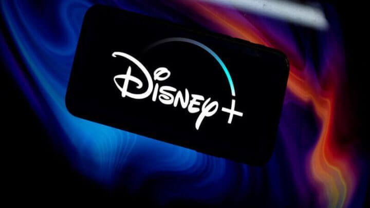 Celular com o logo do Disney+