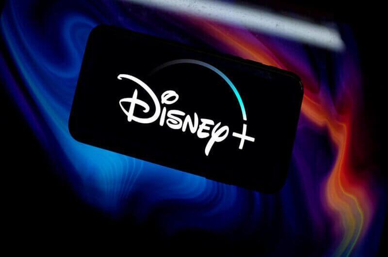 Celular com o logo do Disney+
