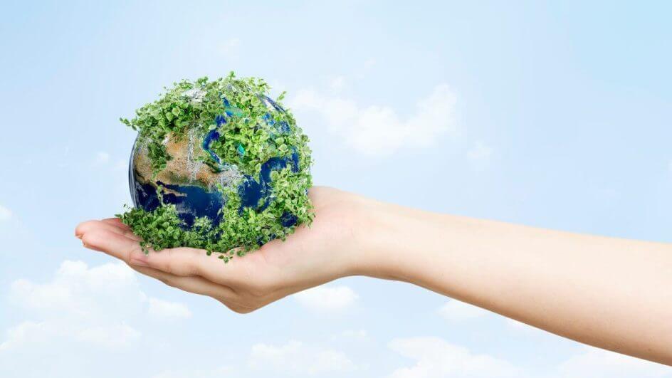 Mão segurando o segurando planeta terra