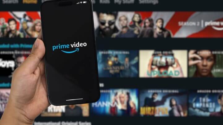 Garoto segurando um iPhone 14 Pro com o aplicativo de Prime Video