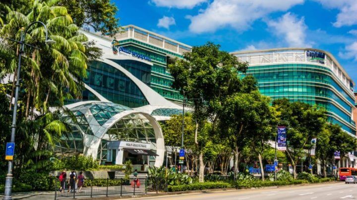 Plaza Singapura, um dos shoppings mais antigos localizados ao longo da Orchard Road, em Singapura