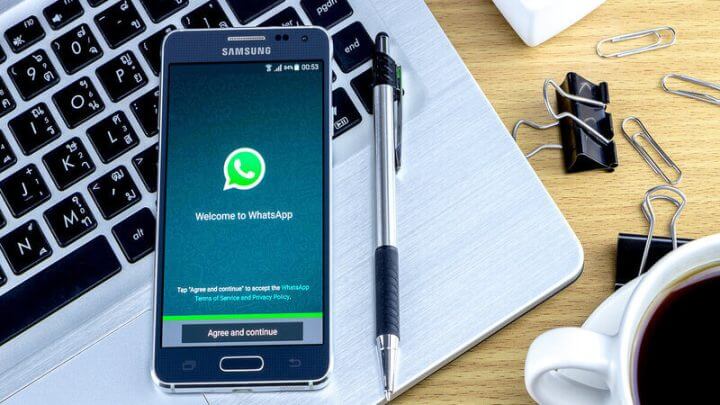 Celular com WhatsApp em cima de um notebook