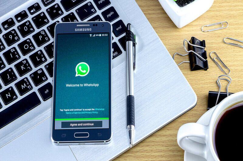 Celular com WhatsApp em cima de um notebook