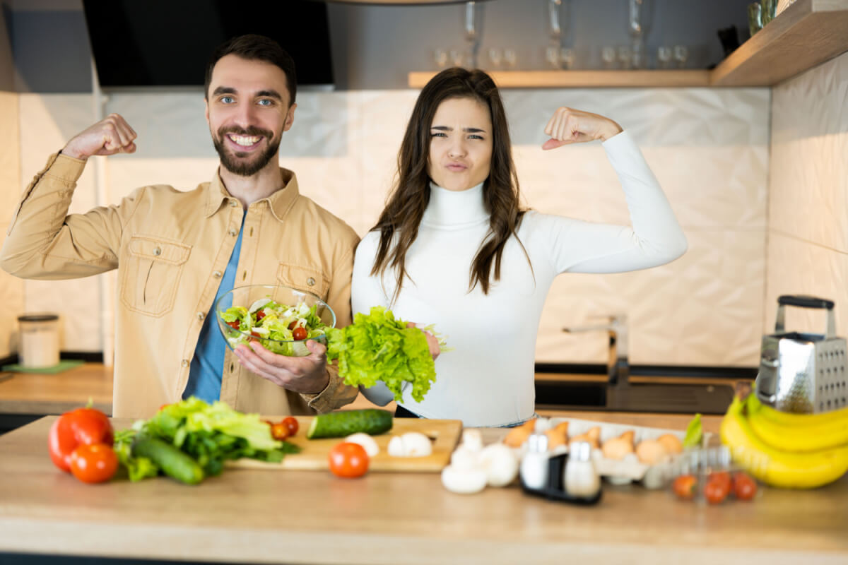 Casal vegetariano preparando refeição juntos