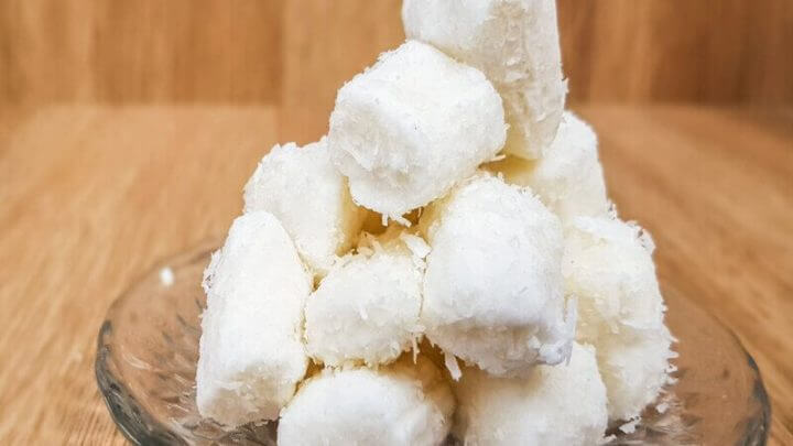 Balas de coco empilhadas em um prato