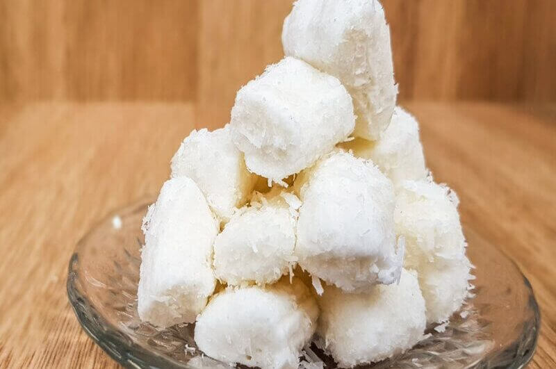 Balas de coco empilhadas em um prato