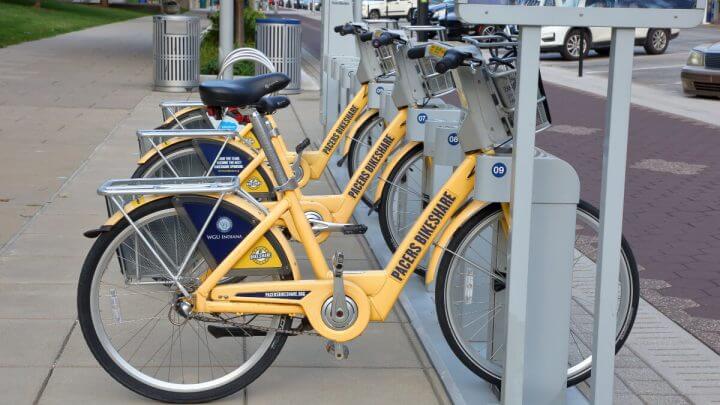 Bicicletas amarelas estacionadas em ponto de compartilhamento